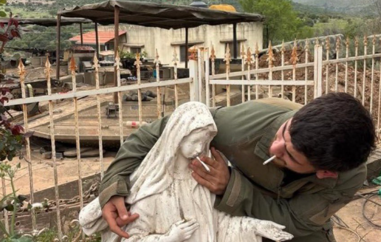 Sud-Liban : un soldat israélien fait fumer une statue de la Vierge Marie