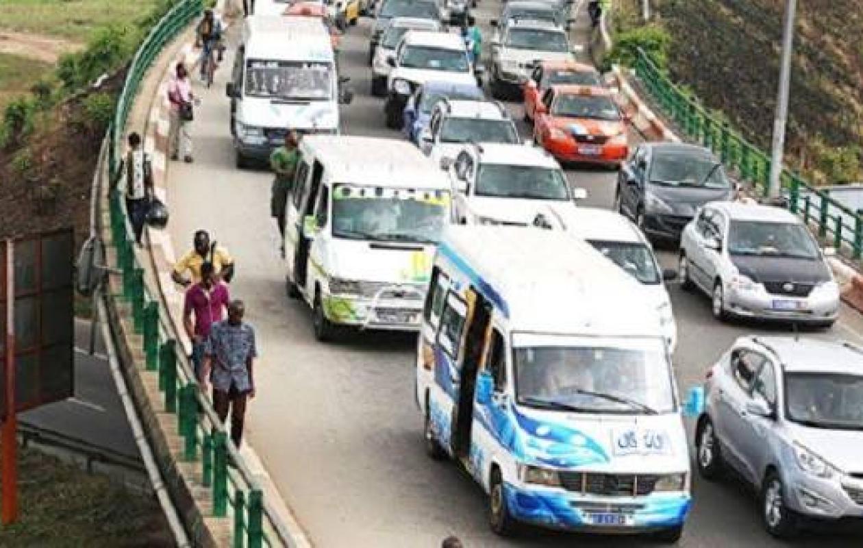 Côte d’Ivoire : les transporteurs invités à ne pas augmenter les tarifs malgré la hausse du carburant