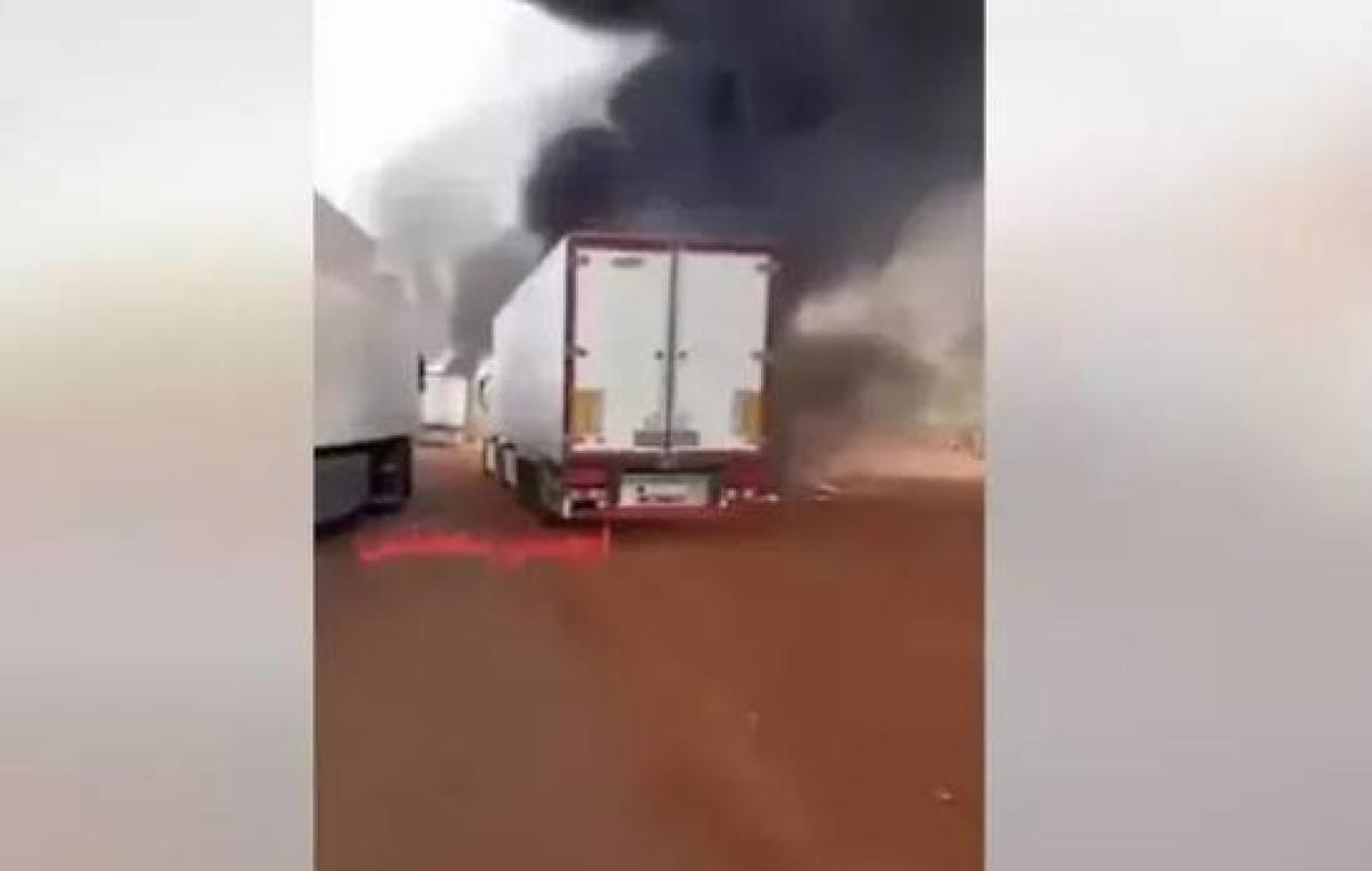 Mali : Des camions marocains incendiés par des membres du Mouvement Masina  ...Suite : https://www.yabiladi.com/articles/details/194005/mali-camions-marocains-incendies-membres.html