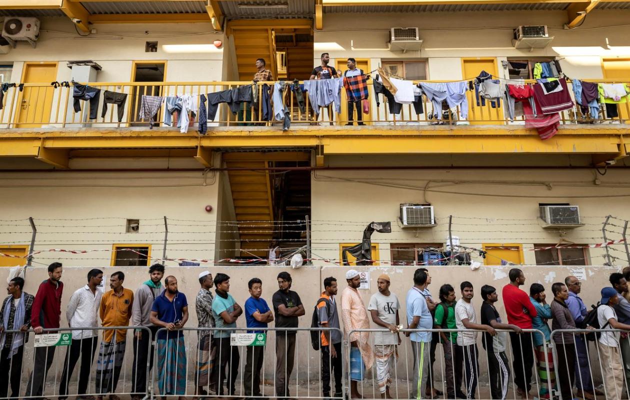 Aux Emirats arabes unis, des milliers de travailleurs pakistanais expulsés : « J’ai été traité comme un criminel »