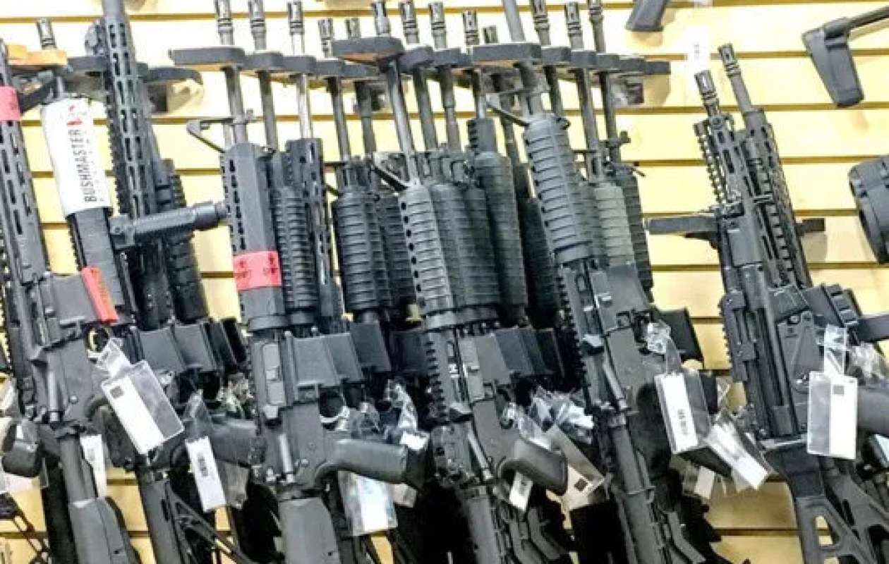 Marché d’armement de 45 milliards FCFA : deux inculpations et un mandat d’arrêt international requis