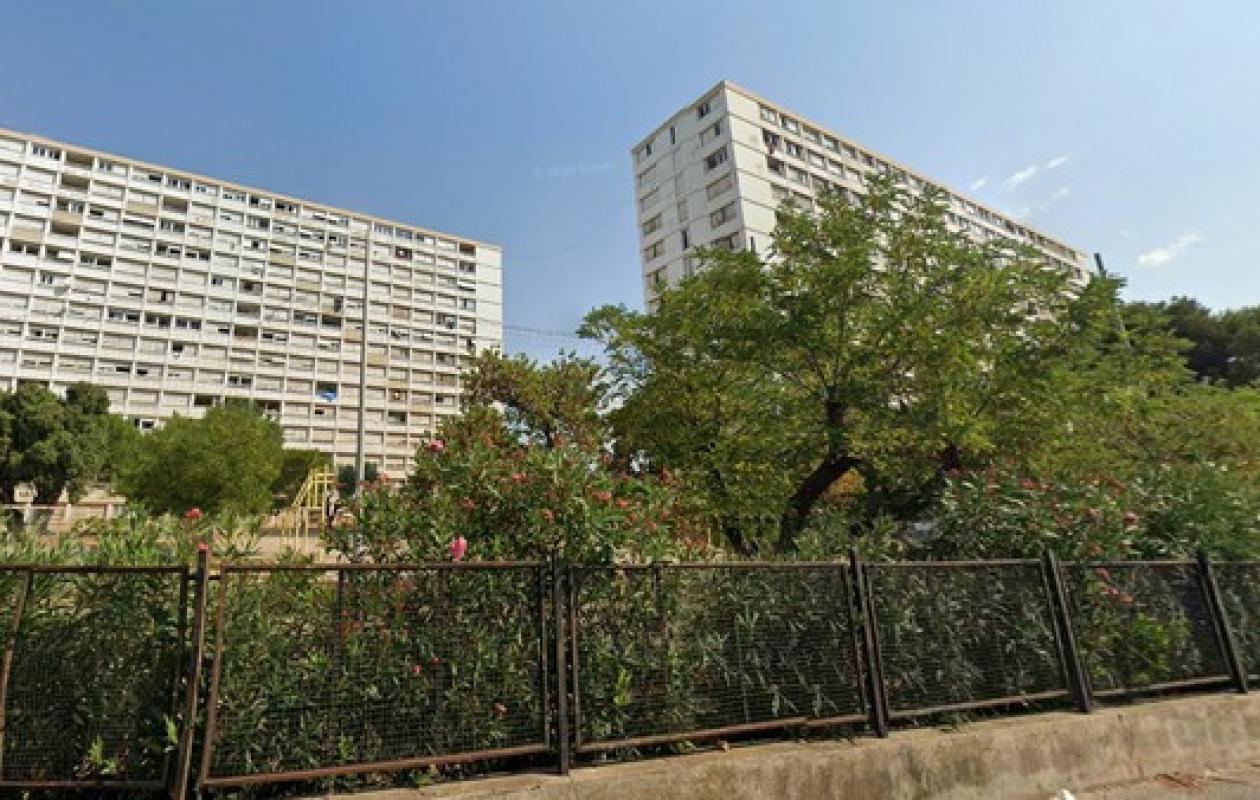 Une mère se jette du 13ème étage avec ses trois enfants de 3, 4 et 6 ans