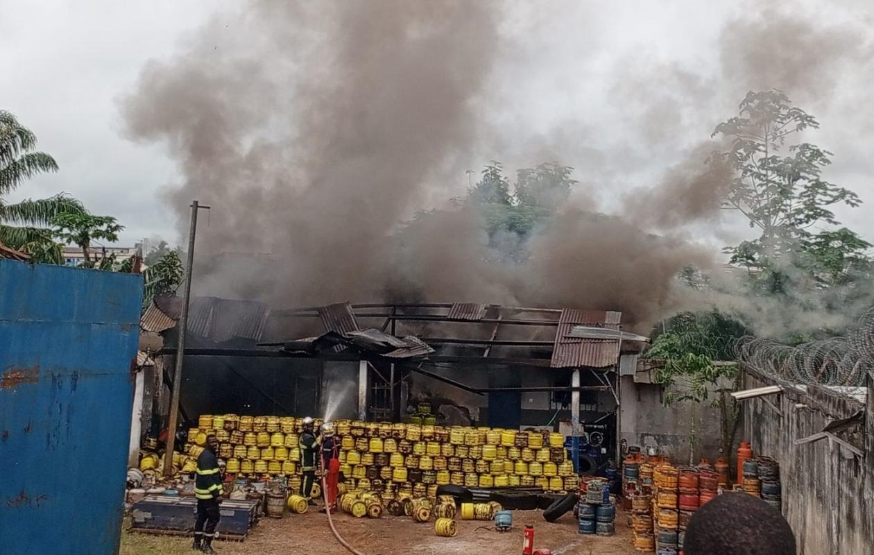 Adzopé : un violent incendie dans un dépôt de gaz fait un blessé et d’importants dégâts matériels