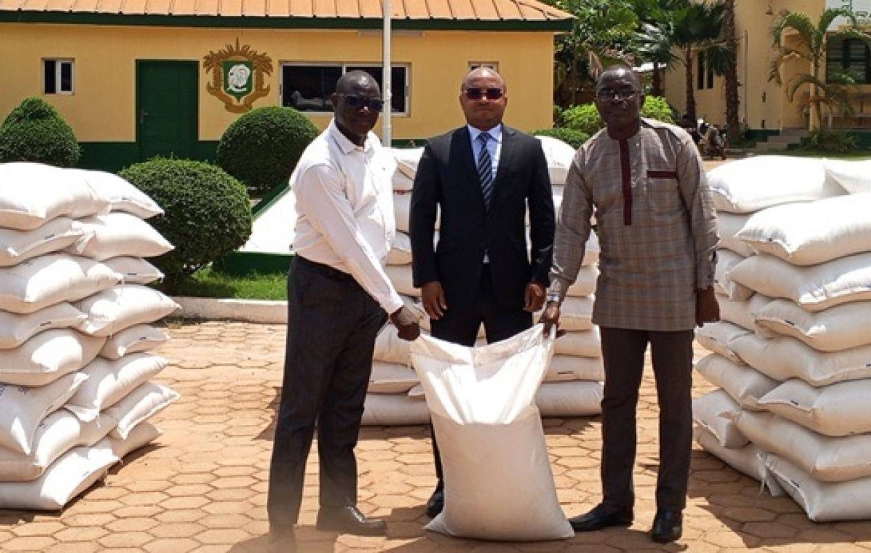 Cavally : 19 tonnes de riz distribuées à 150 cantines scolaires pour réduire l’absentéisme