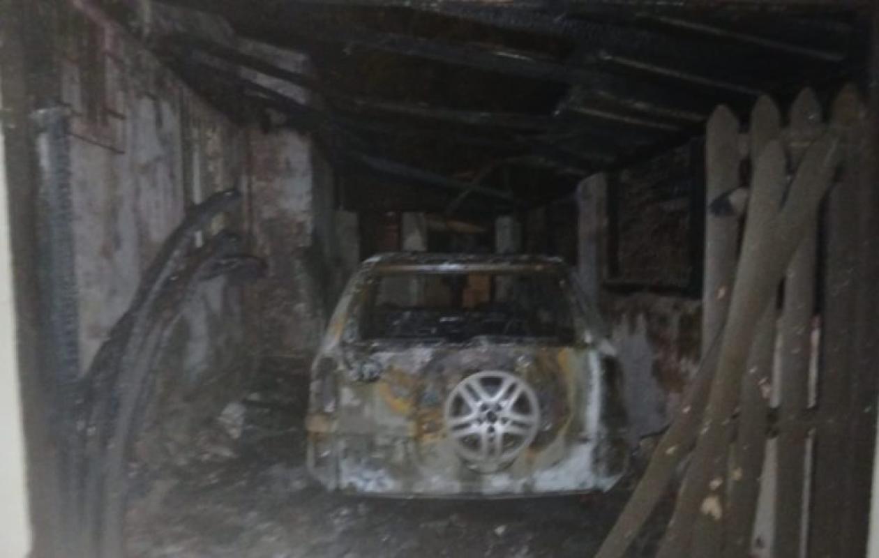 Port-Bouët : un violent incendie réduit en cendres un garage, un véhicule et une chambre à la cité ASECNA