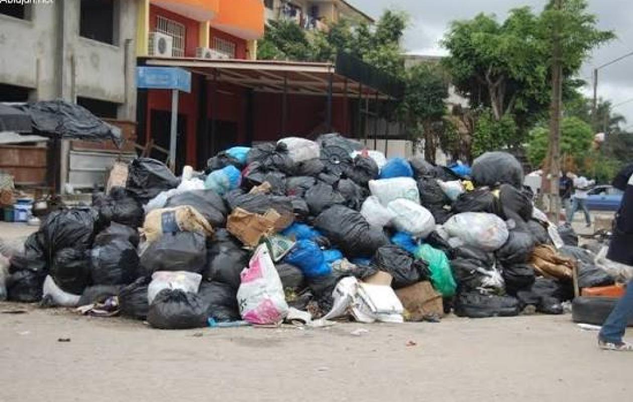 Abidjan face aux déchets : le gouvernement fixe un ultimatum de 72 heures pour rétablir la situation