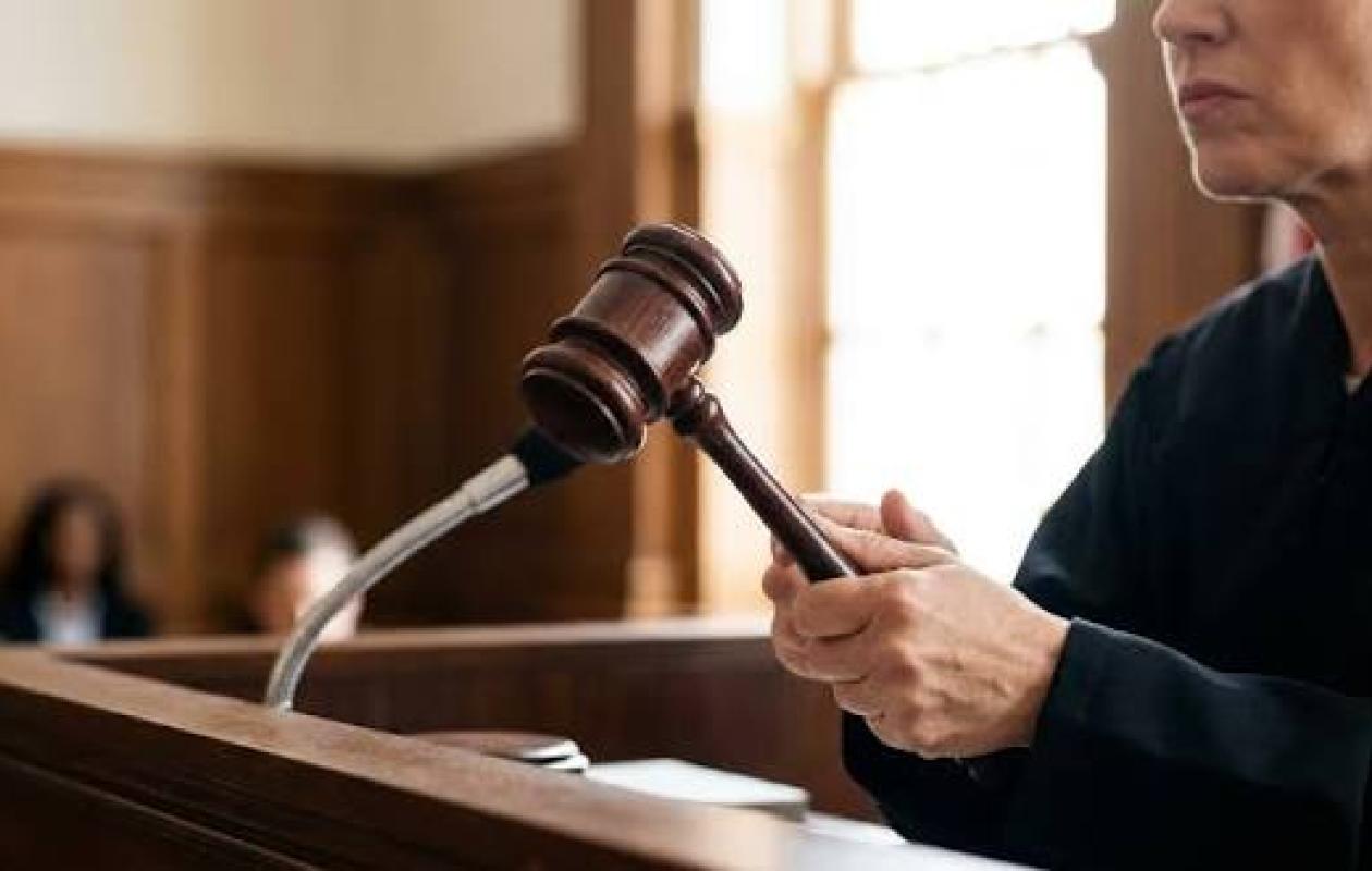 Il piège un inconnu sur un site BDSM pour maquiller le meurtre de sa femme