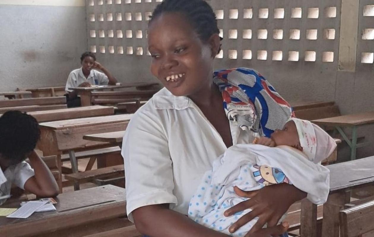 Bac 2026 à Sakassou : avec son nourrisson dans les bras, une candidate allaitante force l’admiration aux épreuves orales