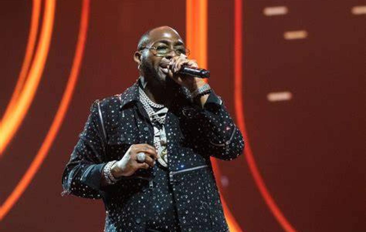 Nigeria : Davido déclenche une vive controverse après avoir dénoncé l’enlèvement de 46 élèves