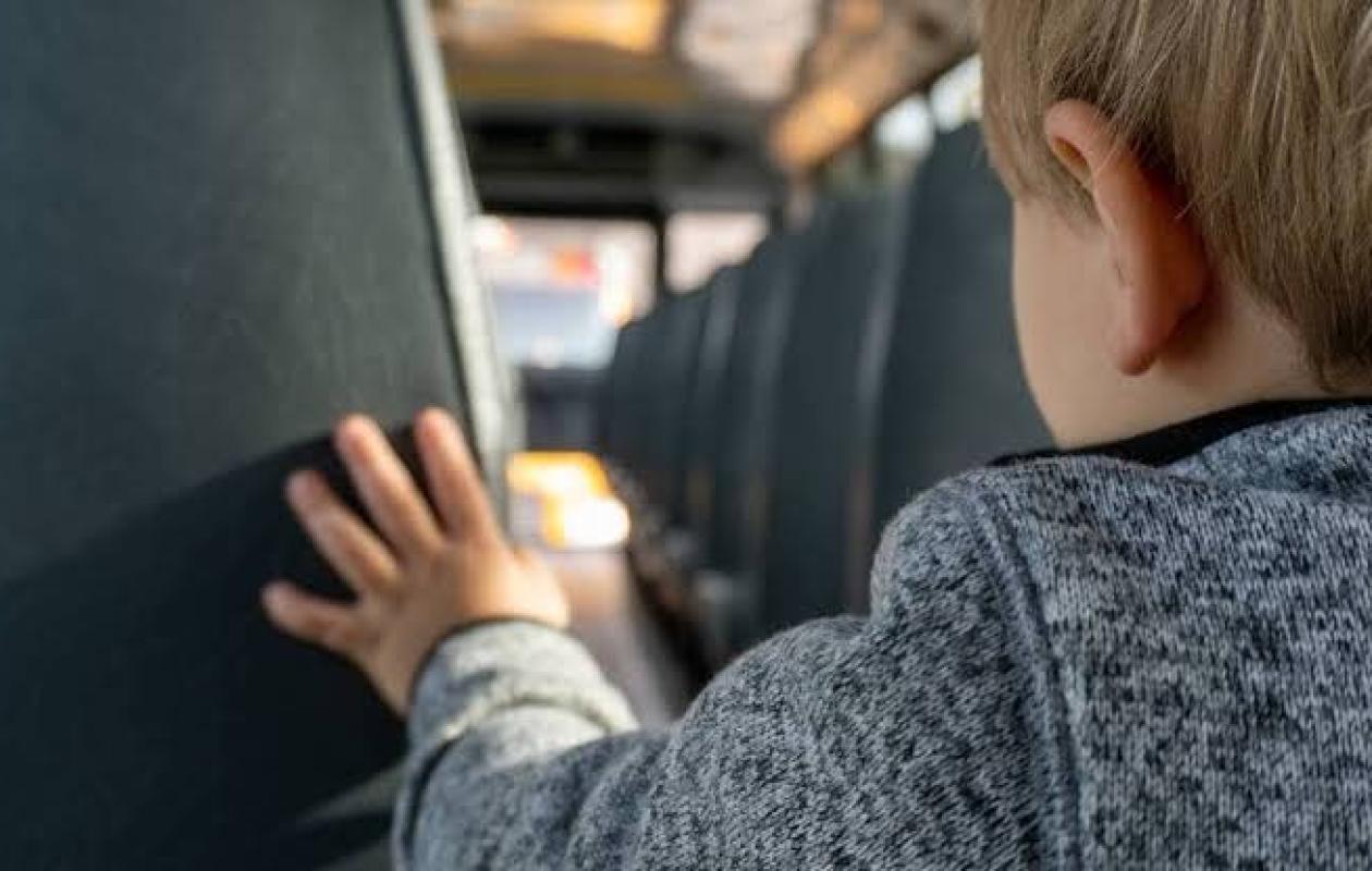 Un car scolaire avec 40 enfants à bord à contresens sur l’autoroute : le chauffeur positif aux stupéfiants