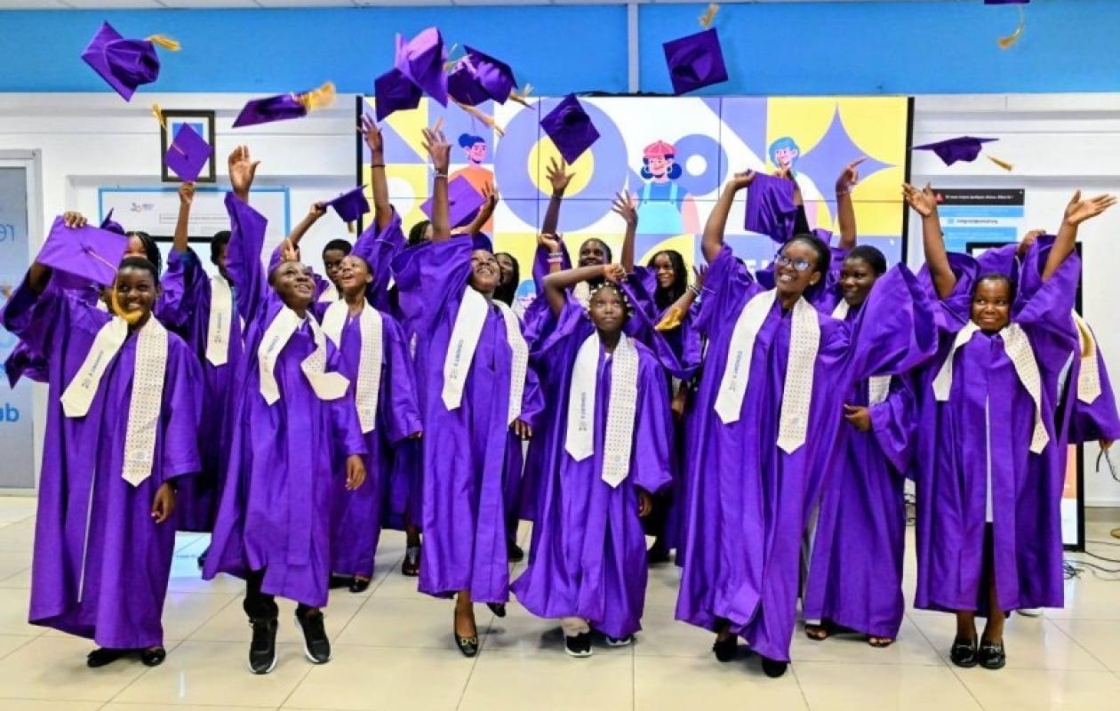 Robotique, prise de parole et éducation financière : 20 adolescentes célèbrent la fin d’un parcours de formation