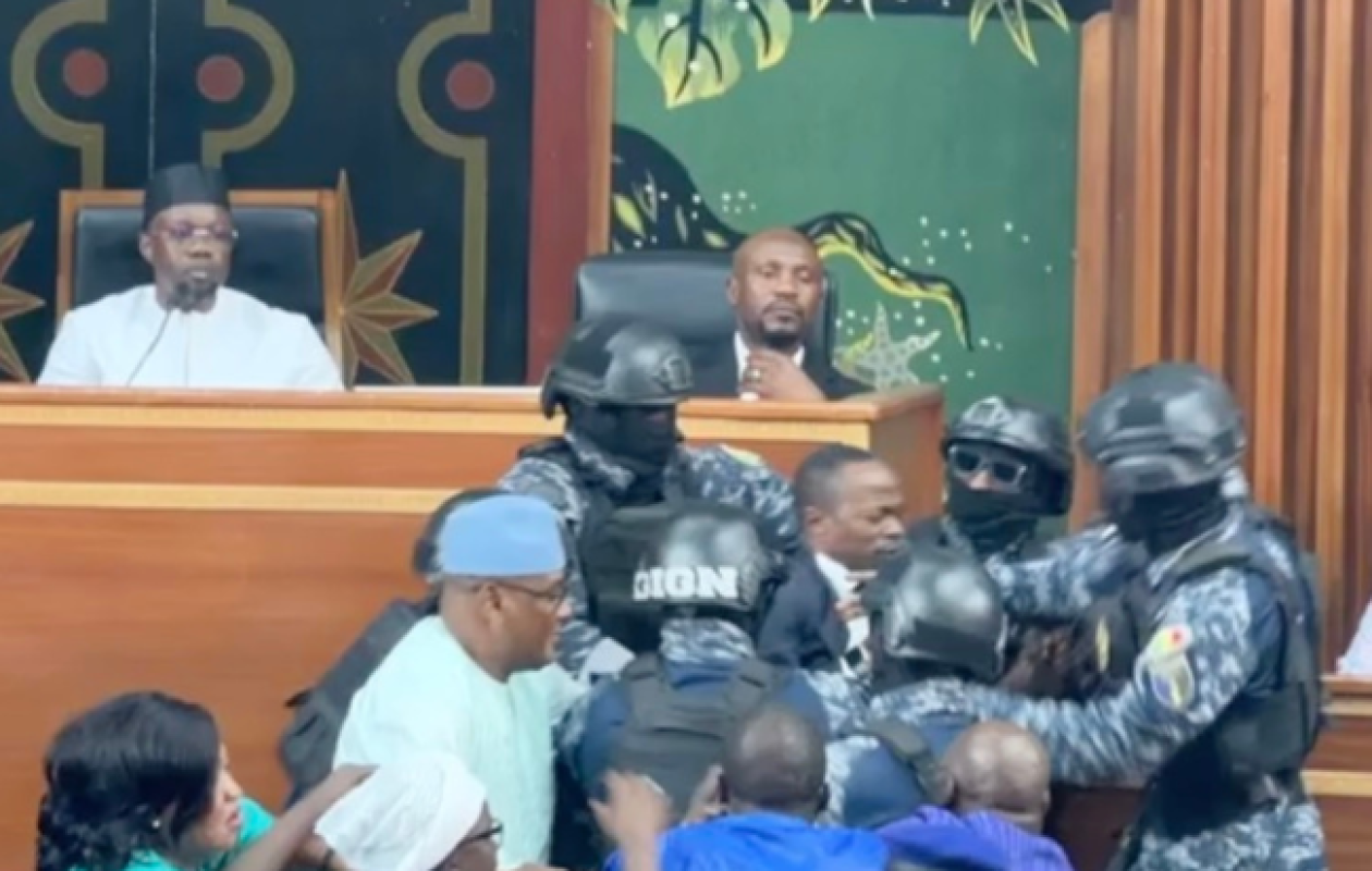 Au Sénégal, le député de l'opposition Abdou Mbow expulsé du Parlement lors des débats houleux sur la réforme de la Constitution