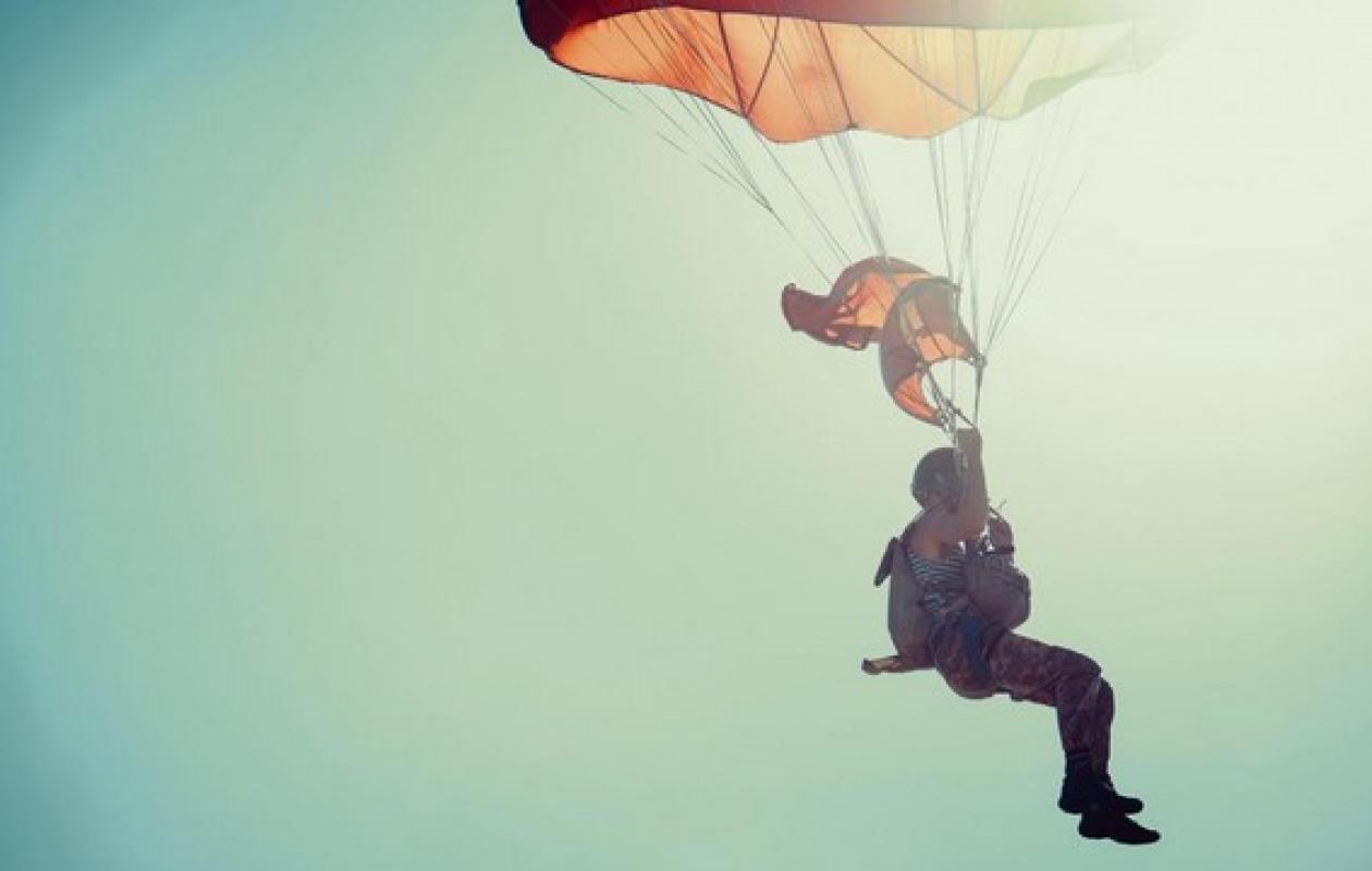Son parachute tourne en spirale, une jeune femme de 26 ans fait une chute libre et meurt