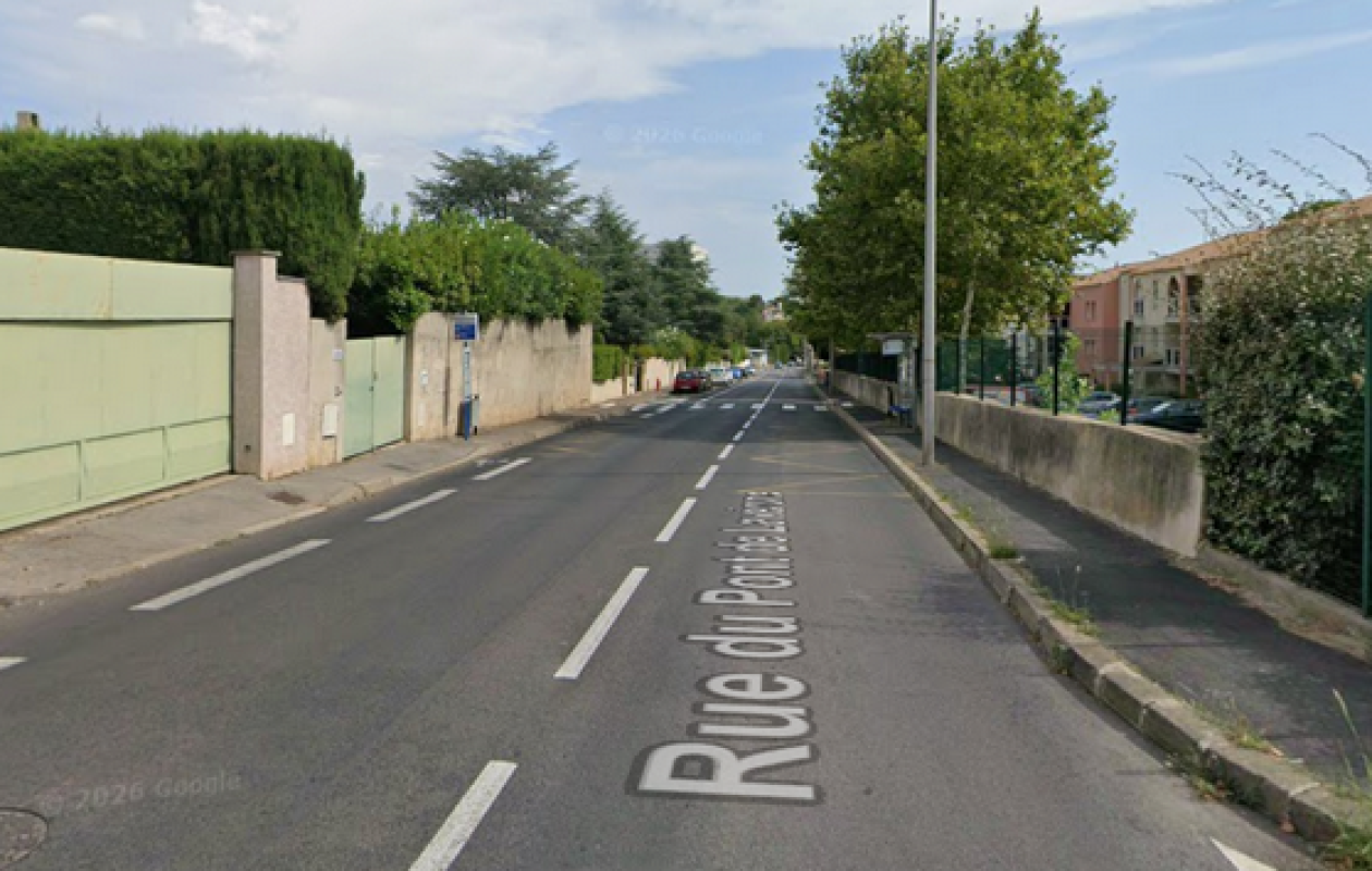 Il fonce sur deux voleurs qui s’en prenaient à sa voiture et les écrase contre un mur